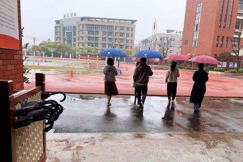 相伴春雨中，关爱一路行——毓蒙中学设置“爱心雨伞”集散点